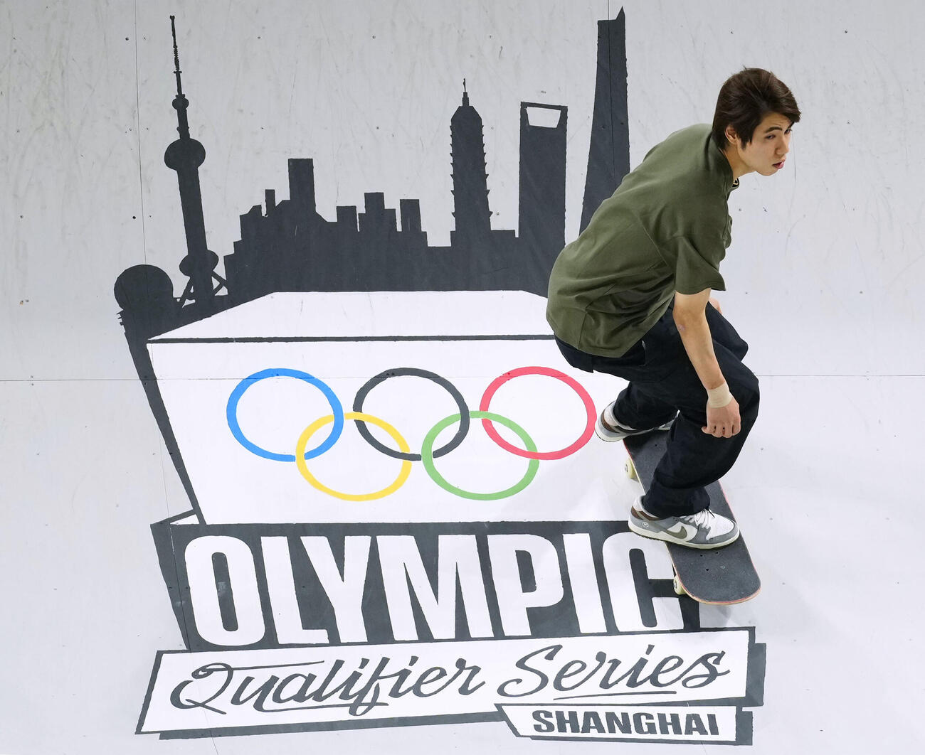 パリ五輪予選シリーズ上海大会のスケートボード男子ストリートで演技する堀米雄斗＝2024年5月（共同）