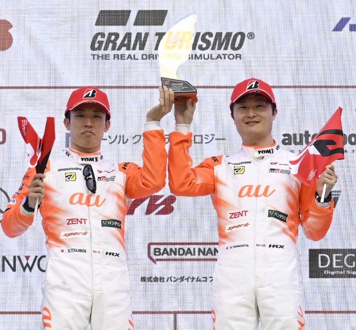 GT500クラスを制し表彰台に上がる左から坪井と山下（GTA提供）