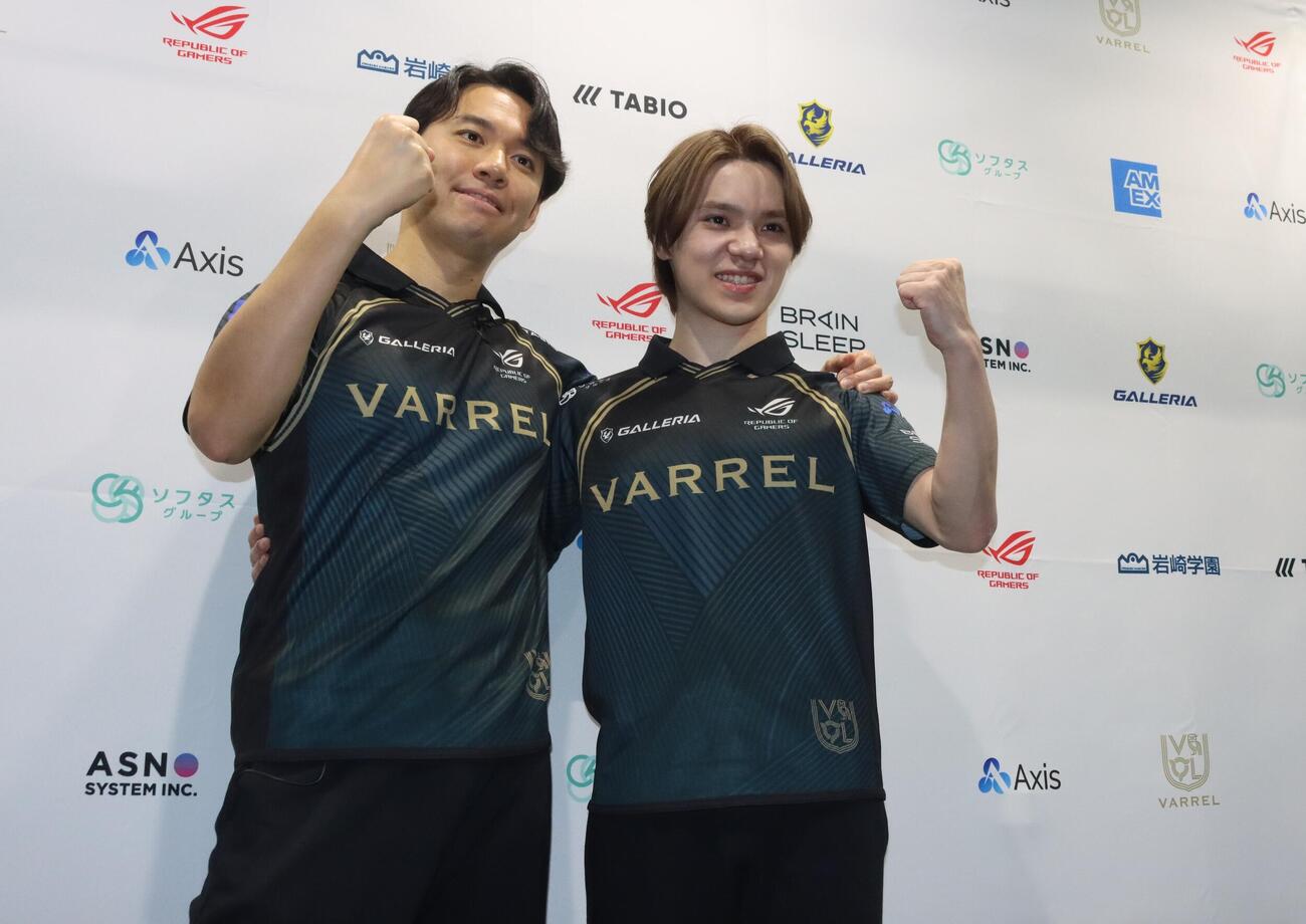 eスポーツチームVARRELに加入した宇野昌磨さん（右）とプロゲーマーのときどさん＝2026年5月1日