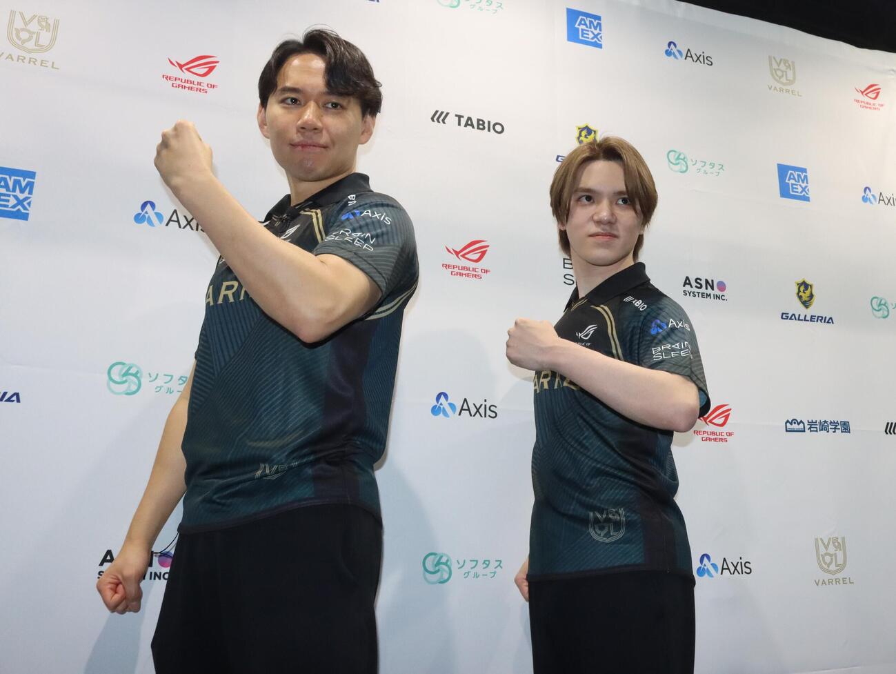 eスポーツチームVARRELに加入した宇野昌磨さん（右）とプロゲーマーのときどさん＝2026年5月1日