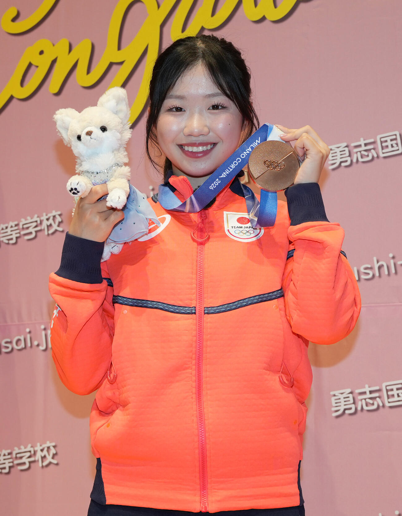 中井亜美オリンピック祝賀会　笑顔で写真に納まる中井亜美（撮影・小島史椰）.