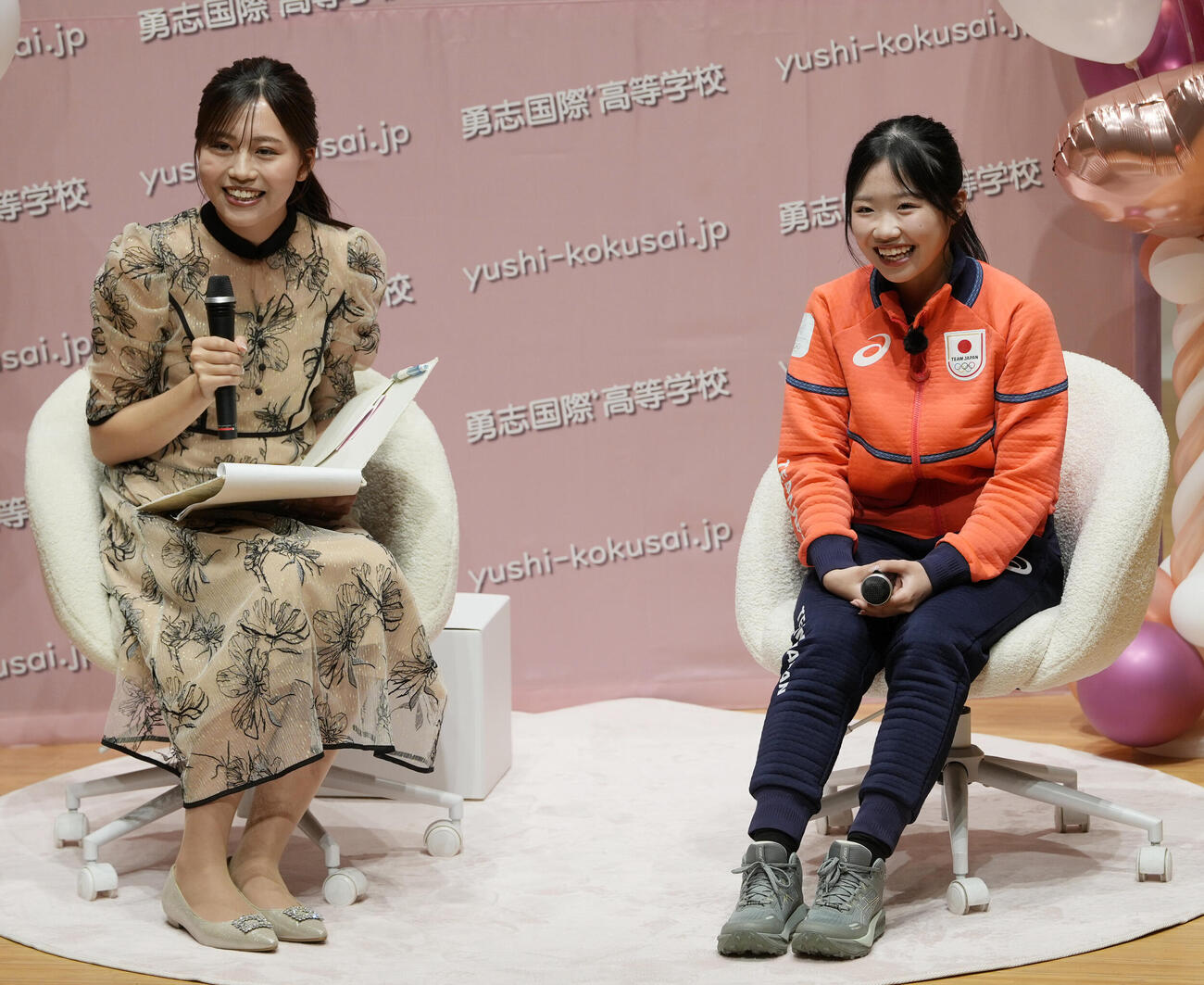 中井亜美オリンピック祝賀会　トークショーで笑顔を見せる中井亜美（右）（撮影・小島史椰）.