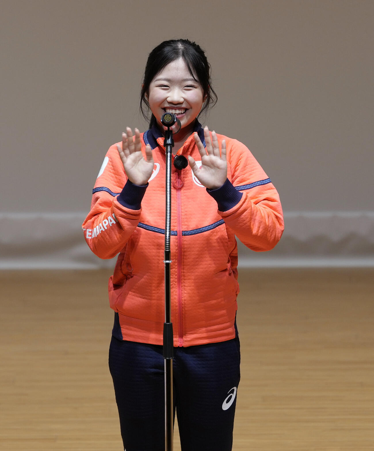 中井亜美オリンピック祝賀会　スピーチを終え笑顔で手を振る中井亜美（撮影・小島史椰）.