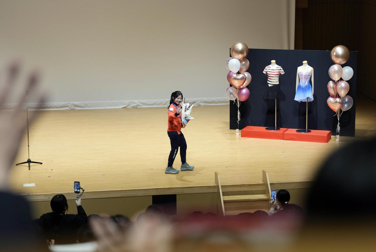 中井亜美オリンピック祝賀会　歓声を浴びながら退場する中井亜美（撮影・小島史椰）
