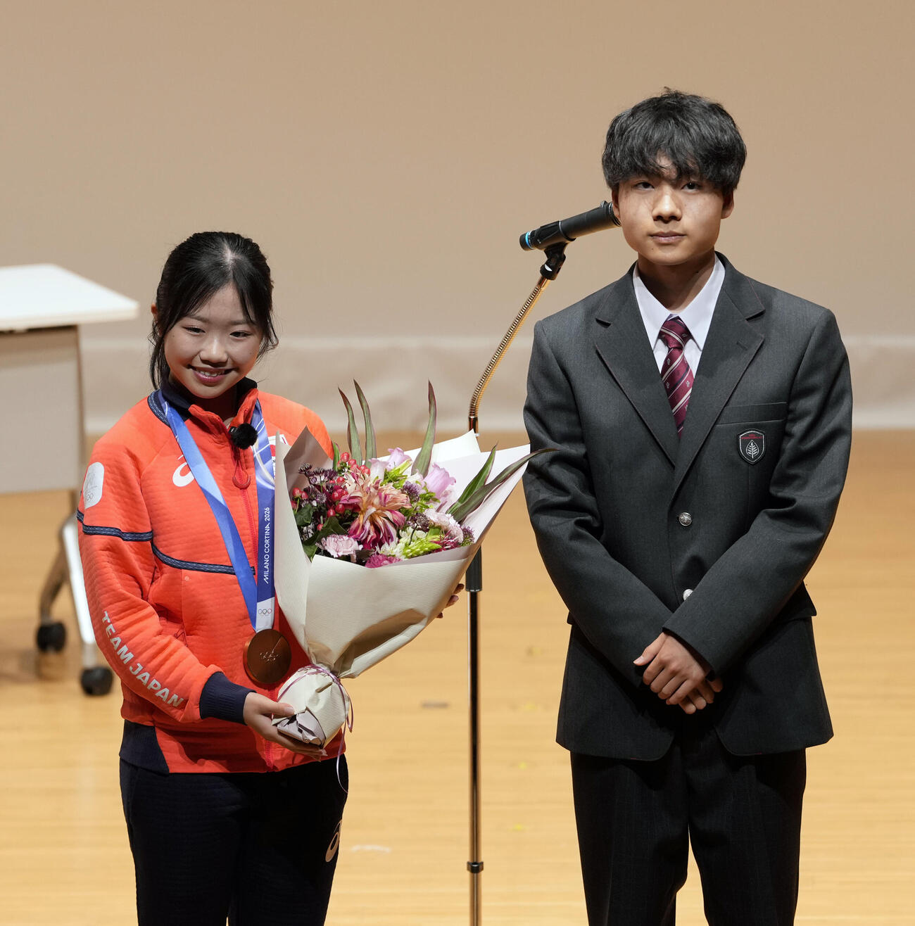 中井亜美オリンピック祝賀会　花束を受け取る中井亜美（撮影・小島史椰）.