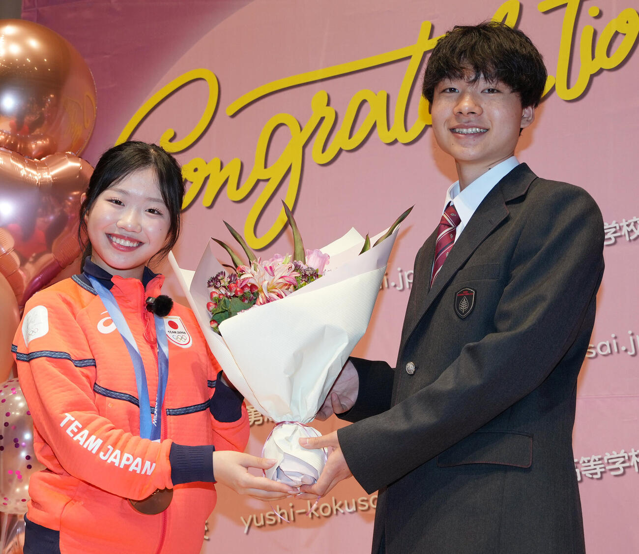 中井亜美オリンピック祝賀会　笑顔で写真に納まる中井亜美（撮影・小島史椰）.