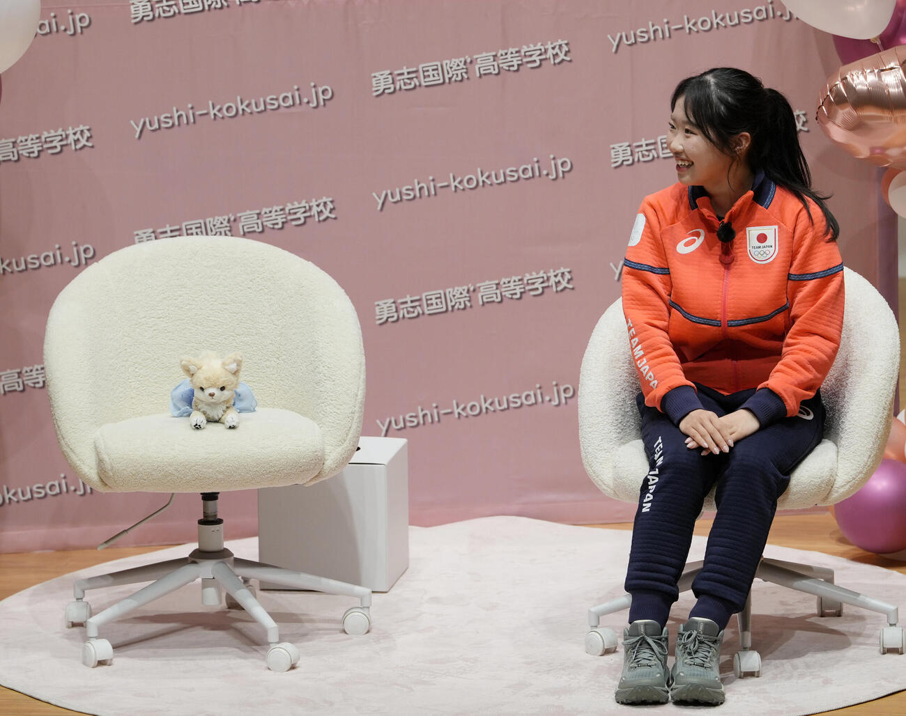 中井亜美オリンピック祝賀会　サプライズでミラノ・コルティナ五輪で着用した衣装を着たぬいぐるみと座る中井亜美（撮影・小島史椰）