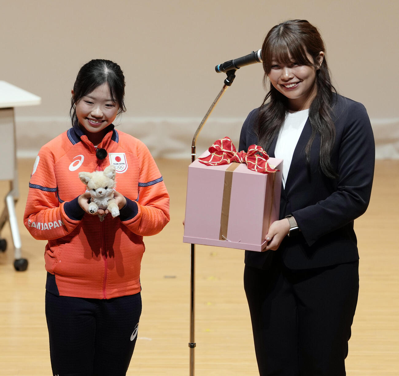 中井亜美オリンピック祝賀会　サプライズでミラノ・コルティナ五輪で着用した衣装を着たぬいぐるみを受け取る中井亜美（左）（撮影・小島史椰）