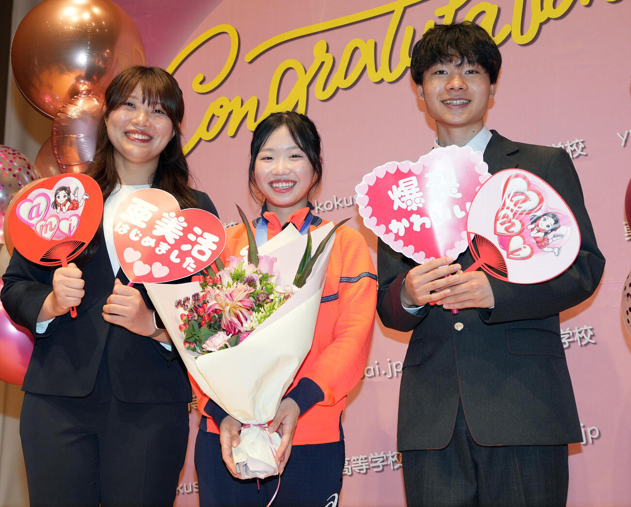 中井亜美オリンピック祝賀会　笑顔で写真に納まる中井亜美（撮影・小島史椰）