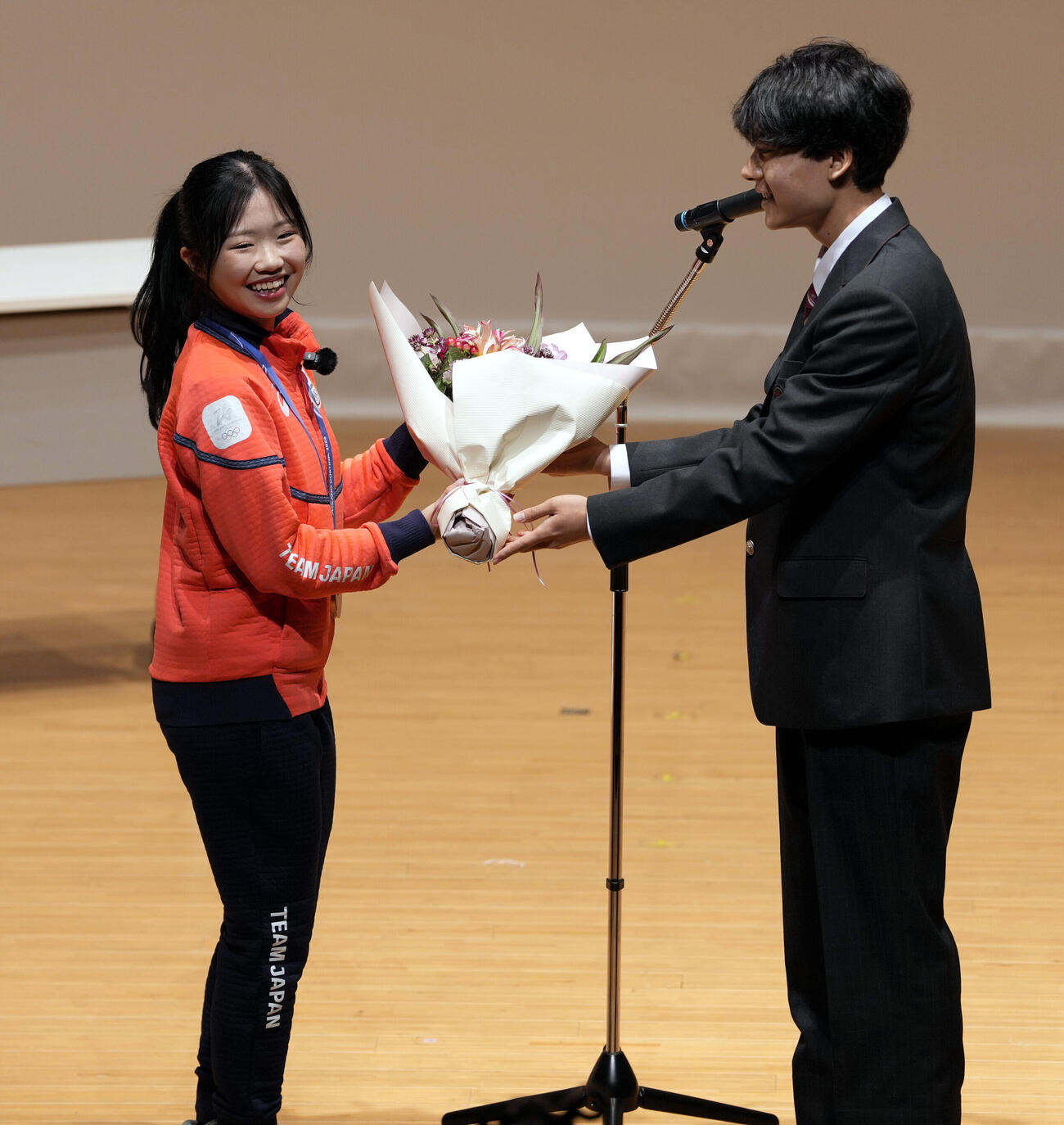 中井亜美オリンピック祝賀会　花束を受け取る中井亜美（撮影・小島史椰）