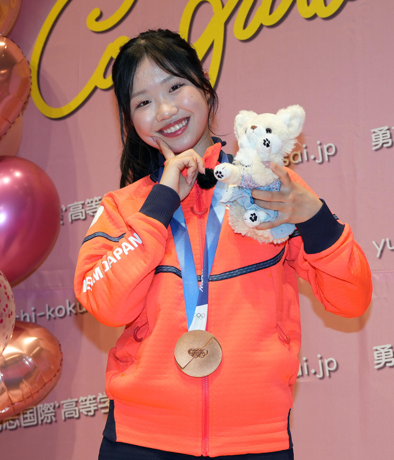 中井亜美オリンピック祝賀会　決めポーズをする中井亜美（撮影・小島史椰）