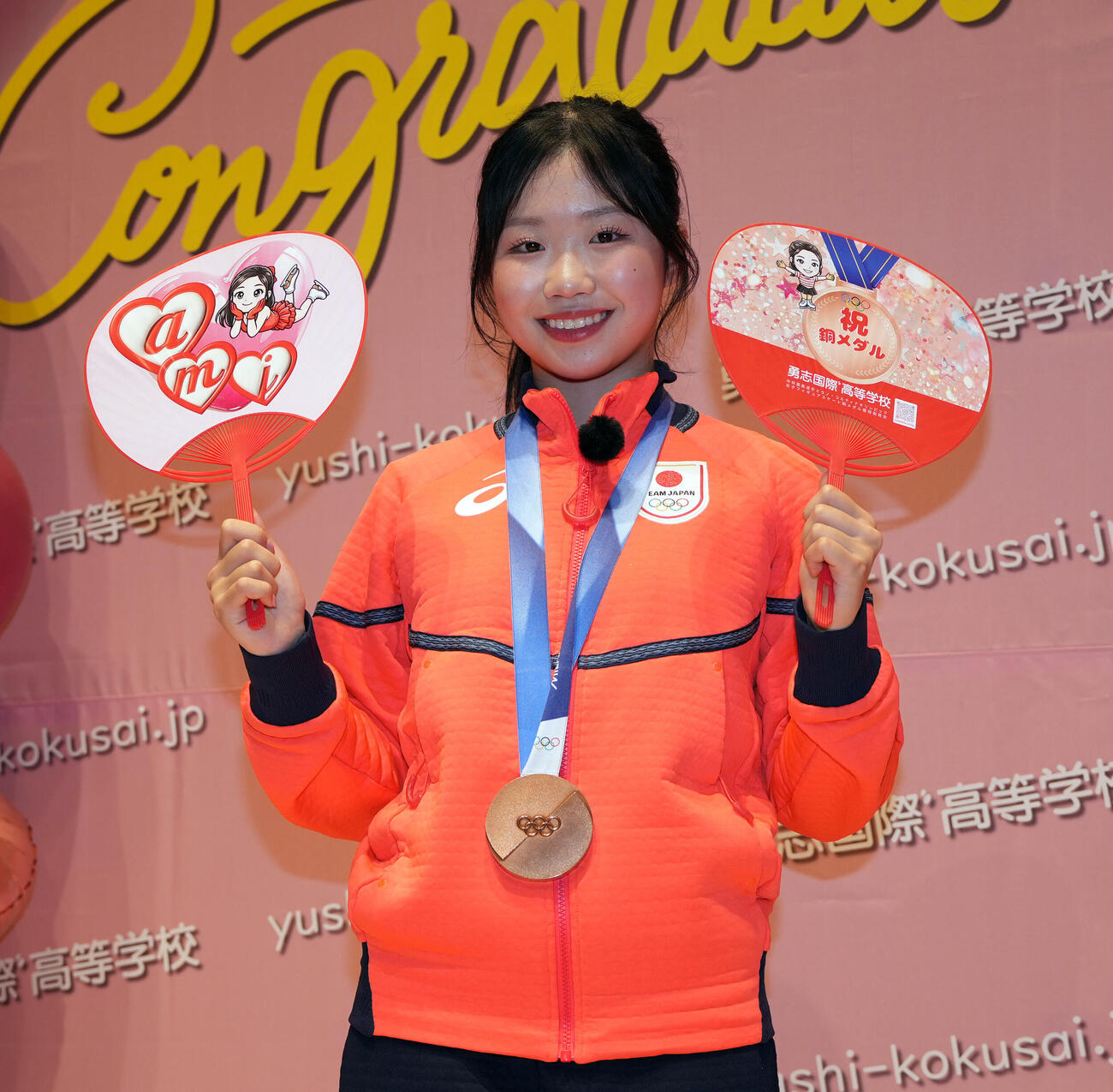 中井亜美オリンピック祝賀会　笑顔で写真に納まる中井亜美（撮影・小島史椰）