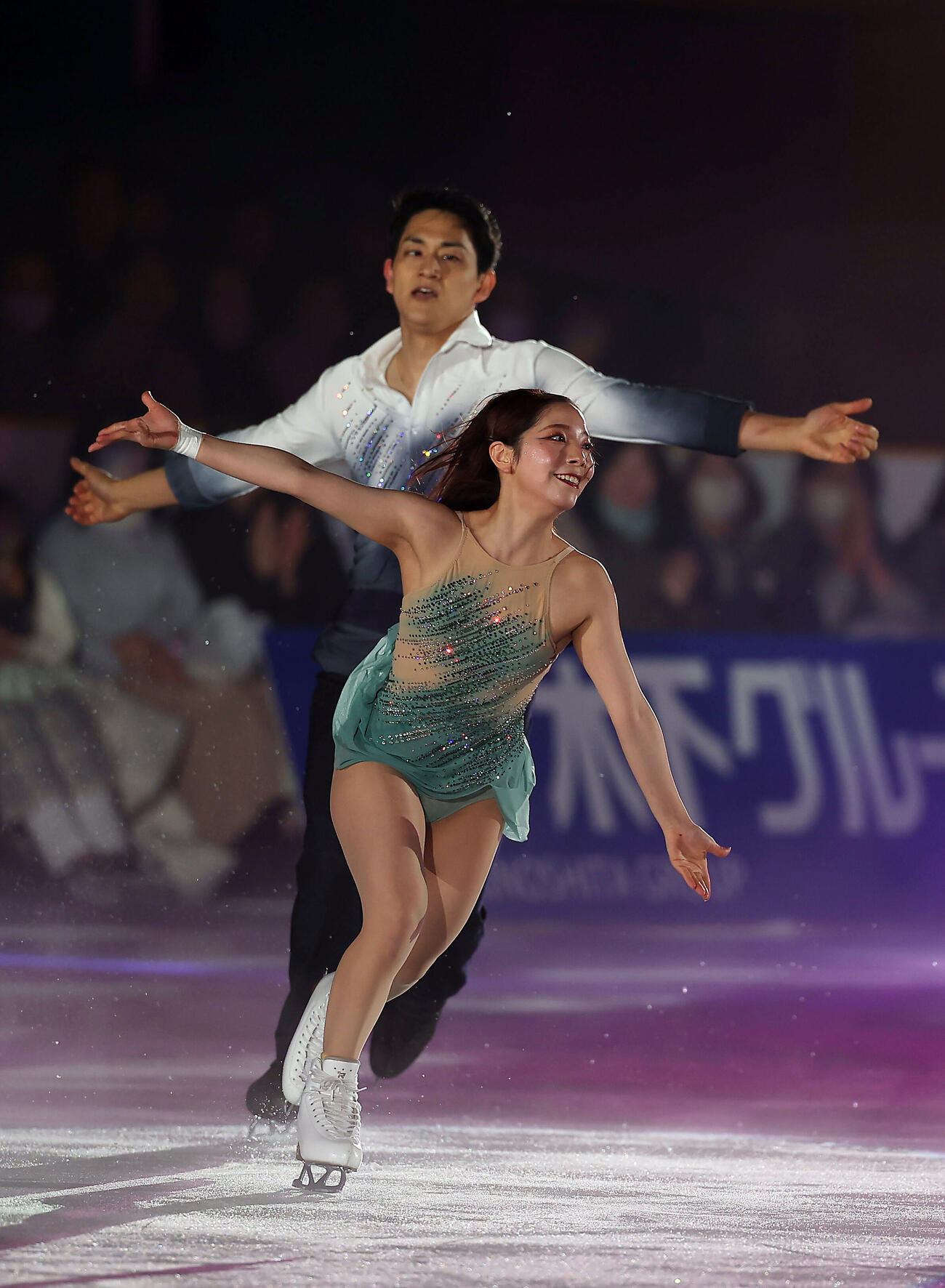 アイスショー「ブルームオンアイス2026」で華麗な演技を披露する三浦璃来さん（手前）、木原龍一さん組（撮影・前田充）