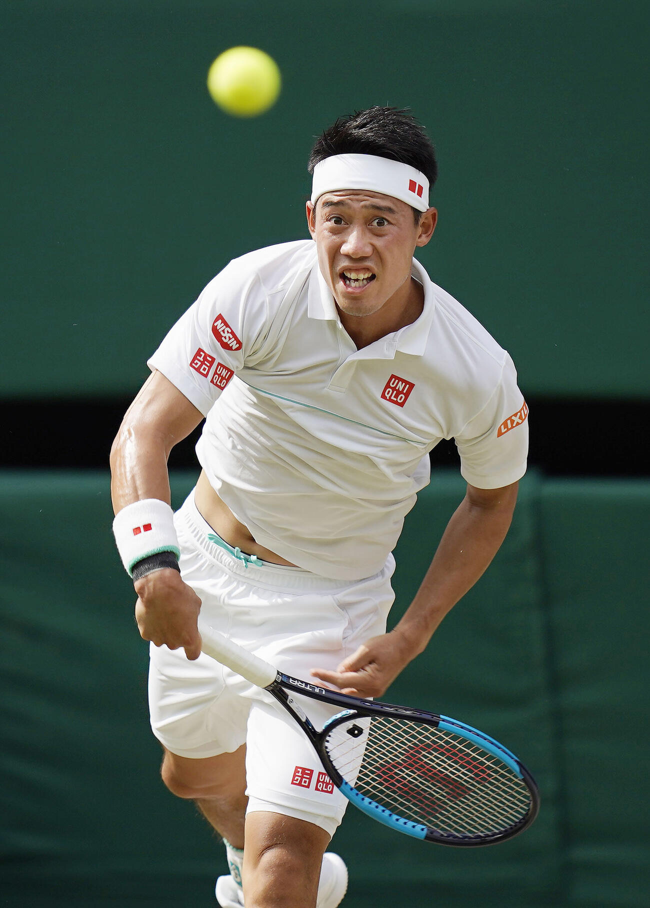 2019年7月、ウィンブルドン男子シングルス準々決勝でロジャー・フェデラーと対戦し、サーブを放つ錦織圭＝ウィンブルドン（共同）