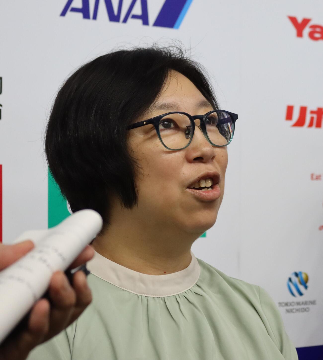 取材に対応する日本水泳連盟村松さやか常務理事（撮影・保坂果那）