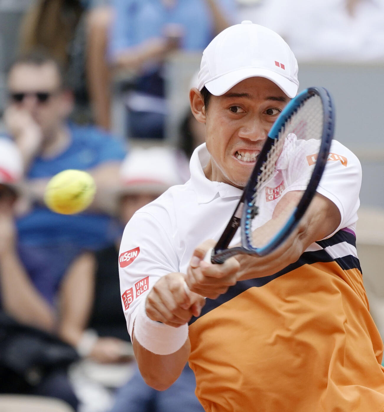 2019年6月、全仏オープン男子シングルス準々決勝でラファエル・ナダルと対戦する錦織圭＝パリ（共同）