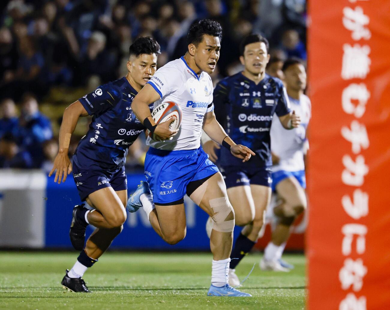 浦安－埼玉　前半、突進する埼玉・斉藤（手前）。そのままトライを決める＝秩父宮(共同)