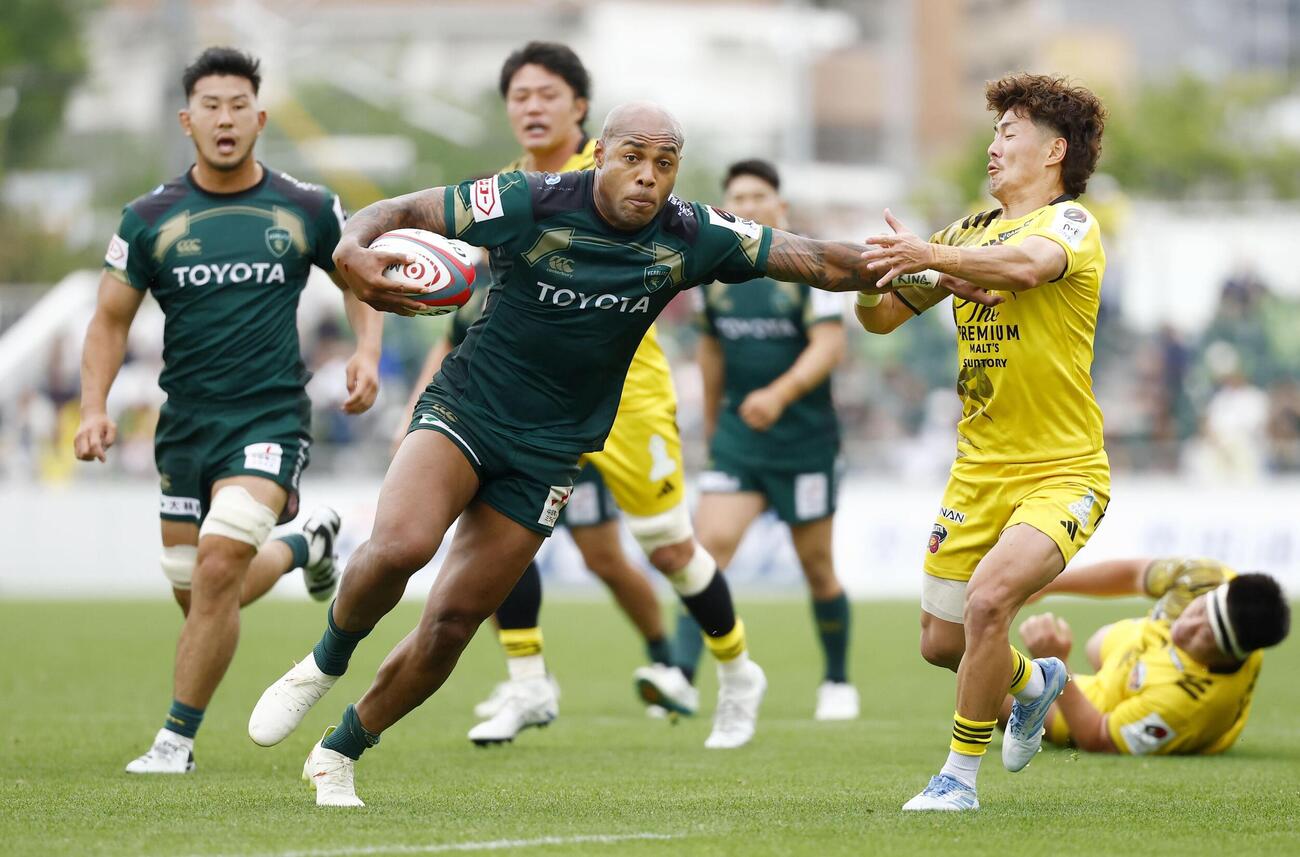 トヨタ－東京SG　後半、突進するトヨタのテレア。このままトライを決める＝パロマ瑞穂ラグビー場（共同）