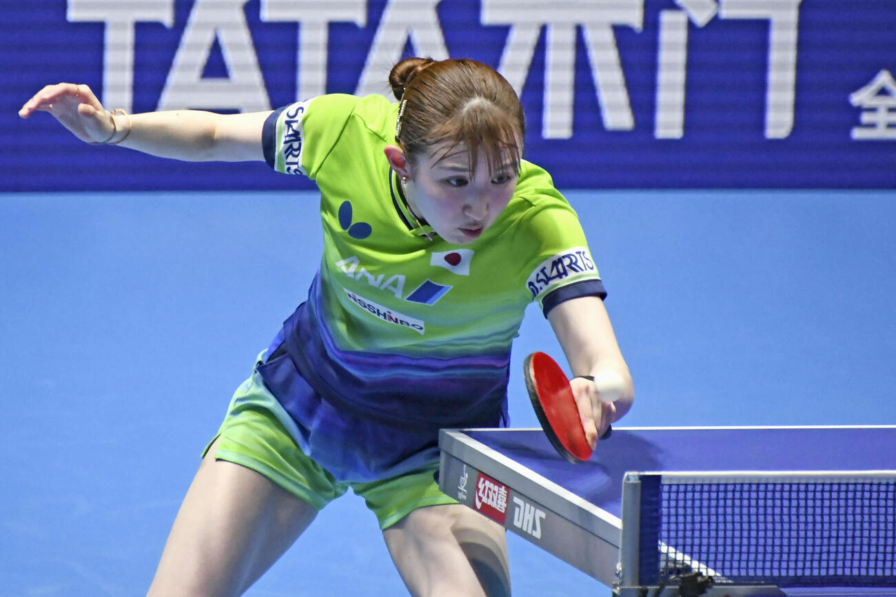 世界選手権団体戦のフランス戦でプレーする早田ひな（共同）
