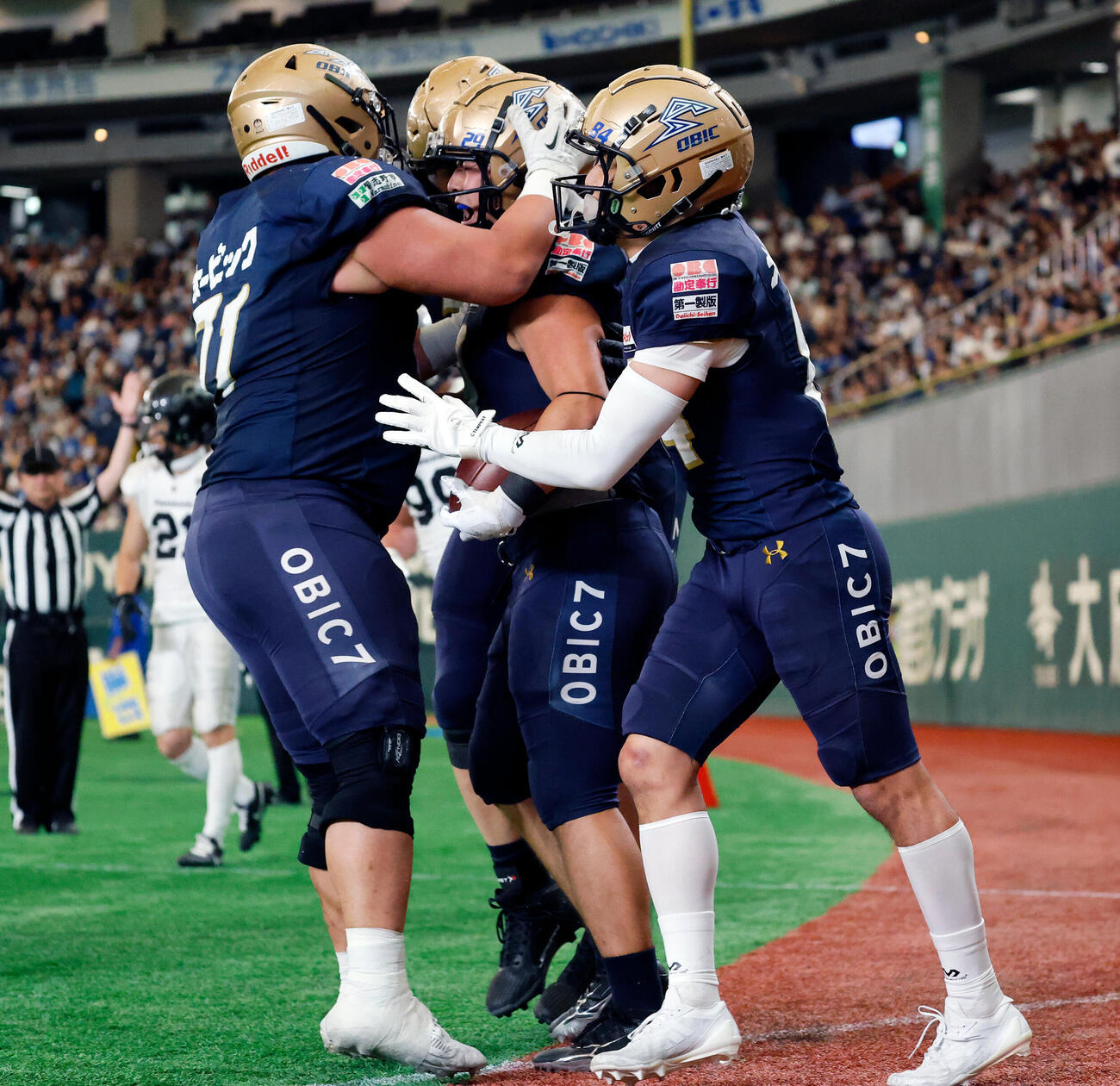 オービック対パナソニック　第3Q、RB島田隼輔（中央）のタッチダウンを喜ぶオービックの選手たち（撮影・山本朝陽）