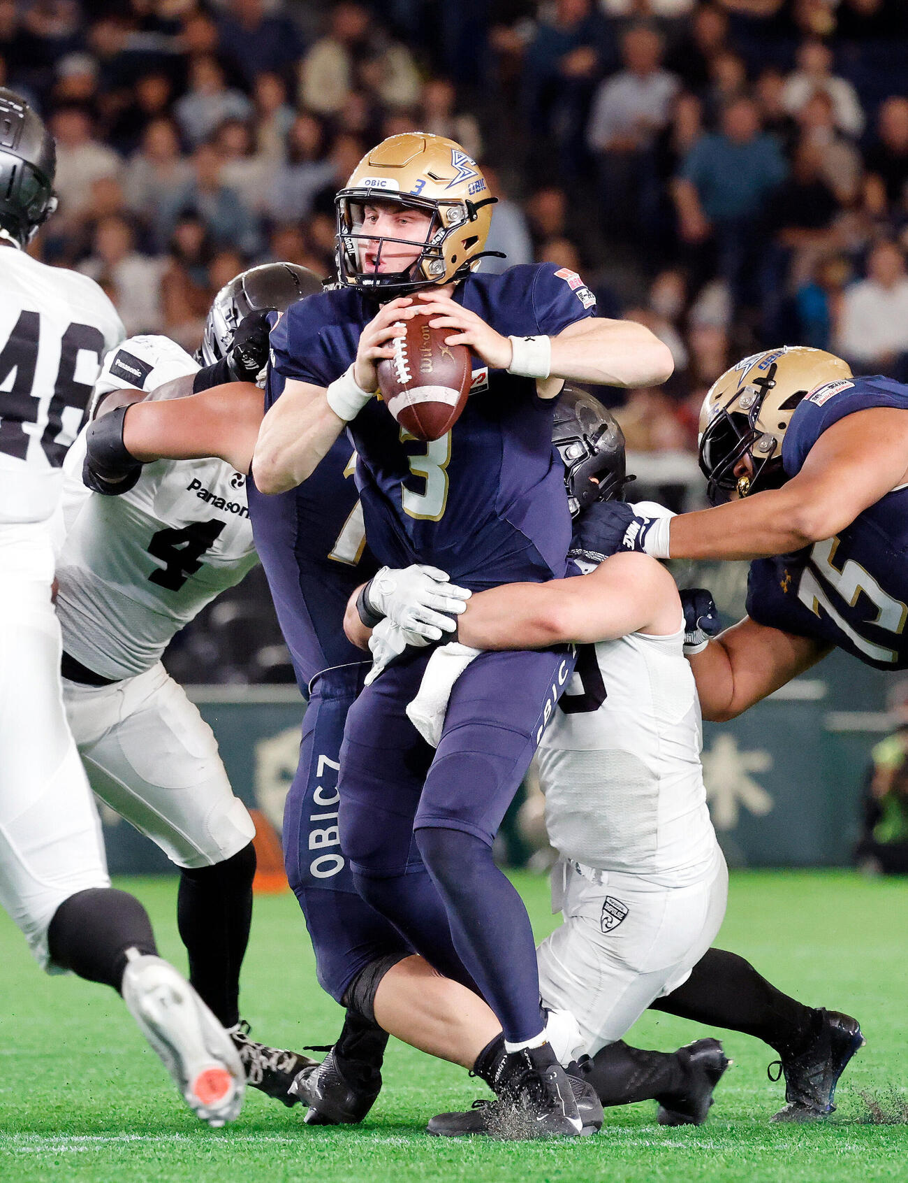 Xリーグプレミア　第1節　オービック対パナソニック　第3Q、タックルを受けるオービックQBピアース・ホリー（撮影・山本朝陽）