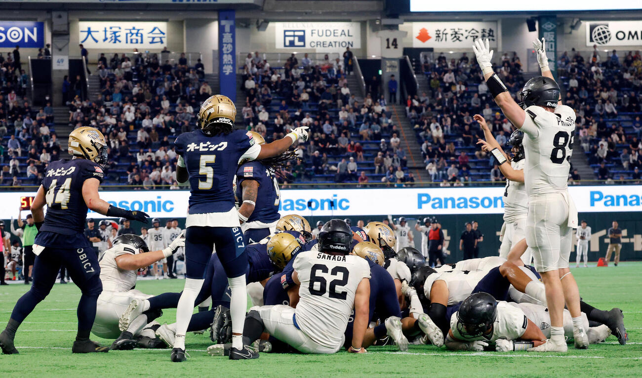 Xリーグプレミア　第1節　オービック対パナソニック　第2Q、混戦の中タッチダウンを決めたパナソニックRB立川玄明（撮影・山本朝陽）
