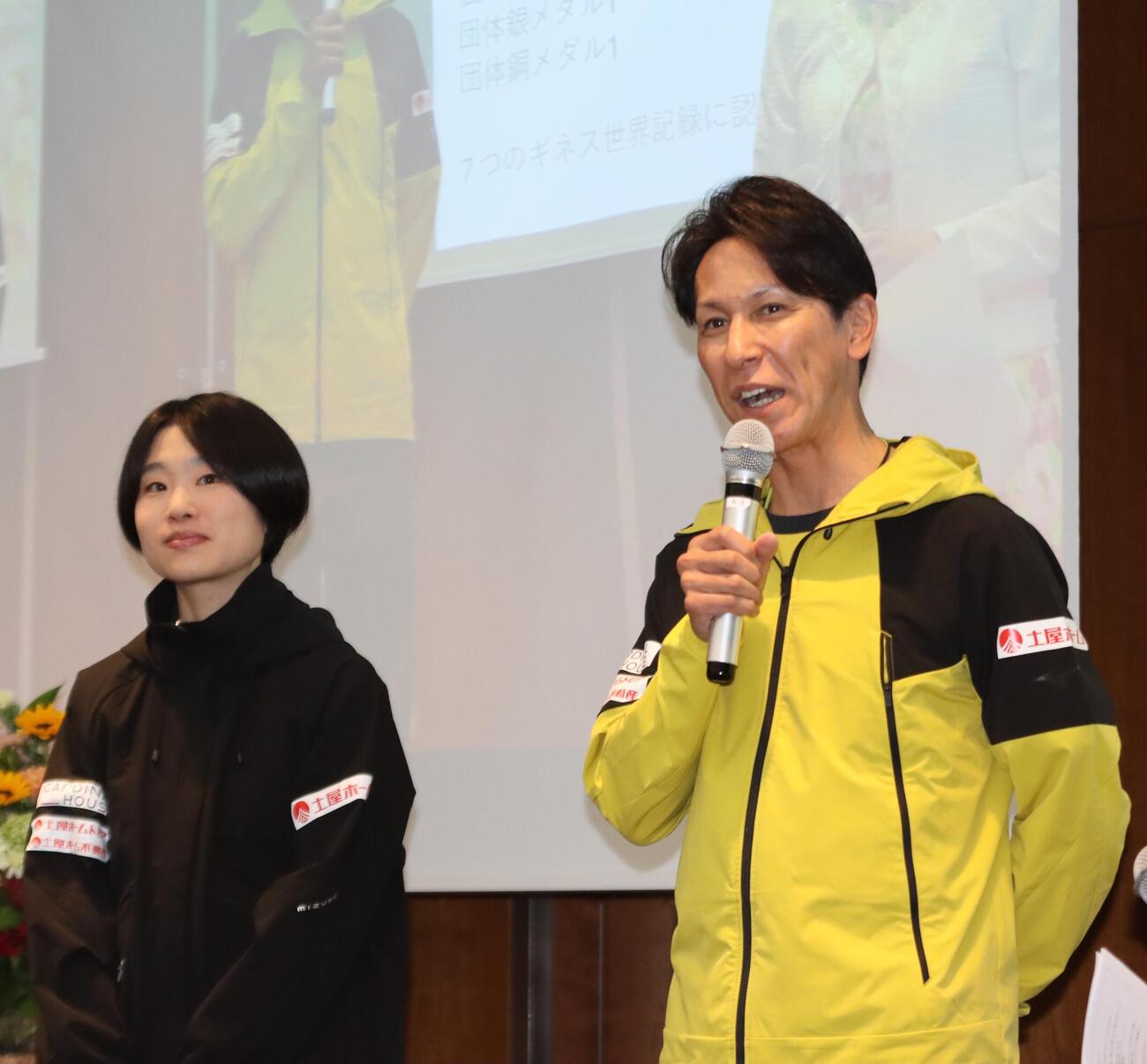 トークイベントに登場したジャンプ葛西紀明（右）と伊藤有希＝2026年5月3日
