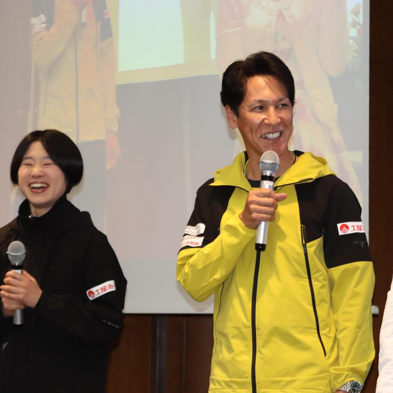 トークイベントに登場したジャンプ葛西紀明（右）と伊藤有希＝2026年5月3日