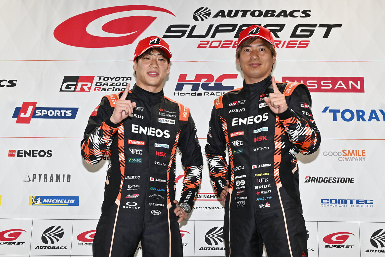 GT500クラスでポールポジションを獲得した福住仁嶺（左）と大嶋和也（TA提供）