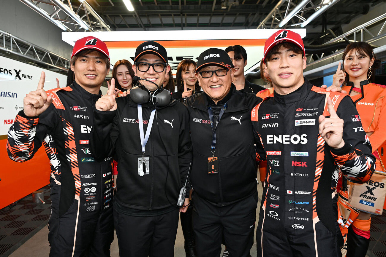 GT500クラスでポールポジションを獲得した大嶋和也、豊田大輔ゼネラルマネジャー、豊田章男オーナー、福住仁嶺（左から＝GTA提供）