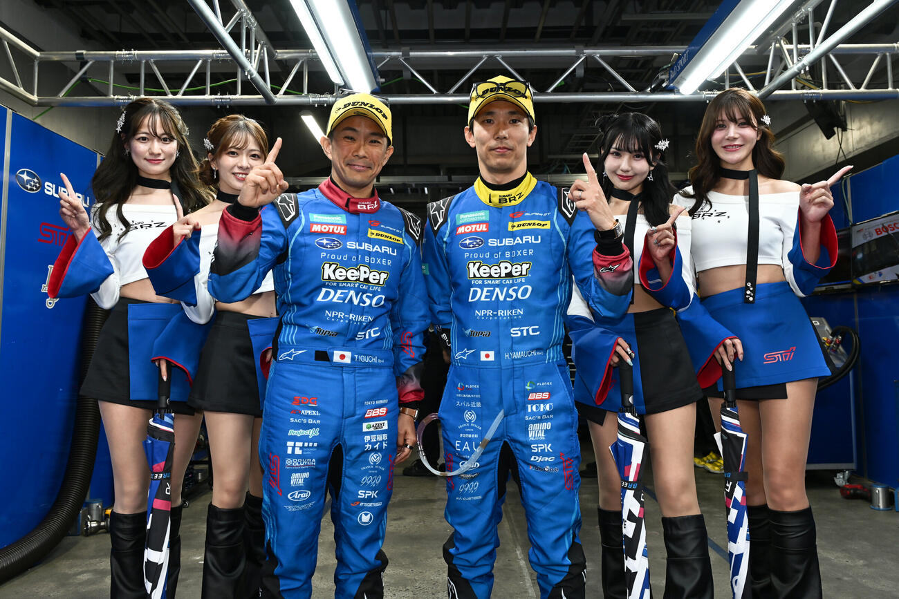 GT300クラスでポールポジションを獲得した井口卓人、山内英輝（前列左から＝GTA提供）