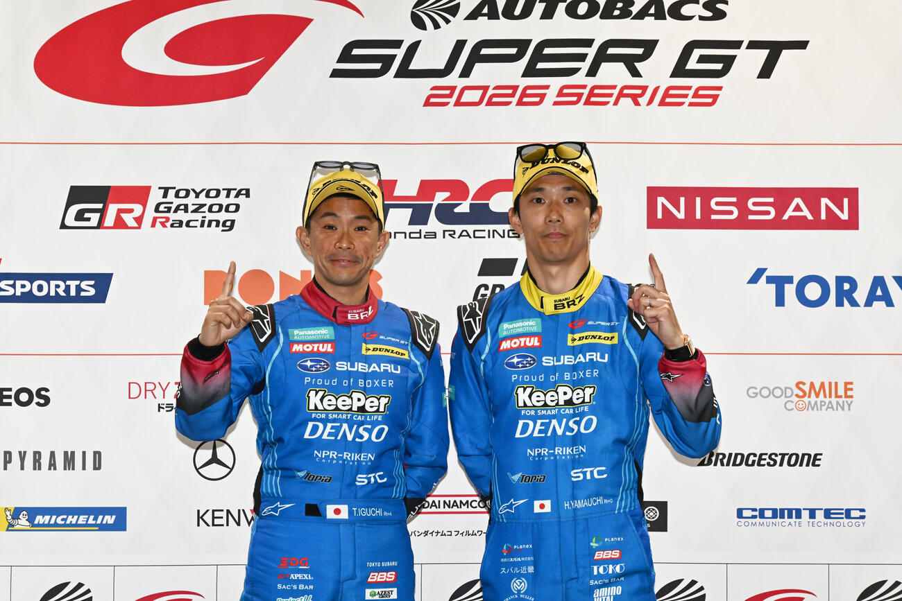 GT300クラスでポールポジションを獲得した井口卓人、山内英輝（左から＝GTA提供）