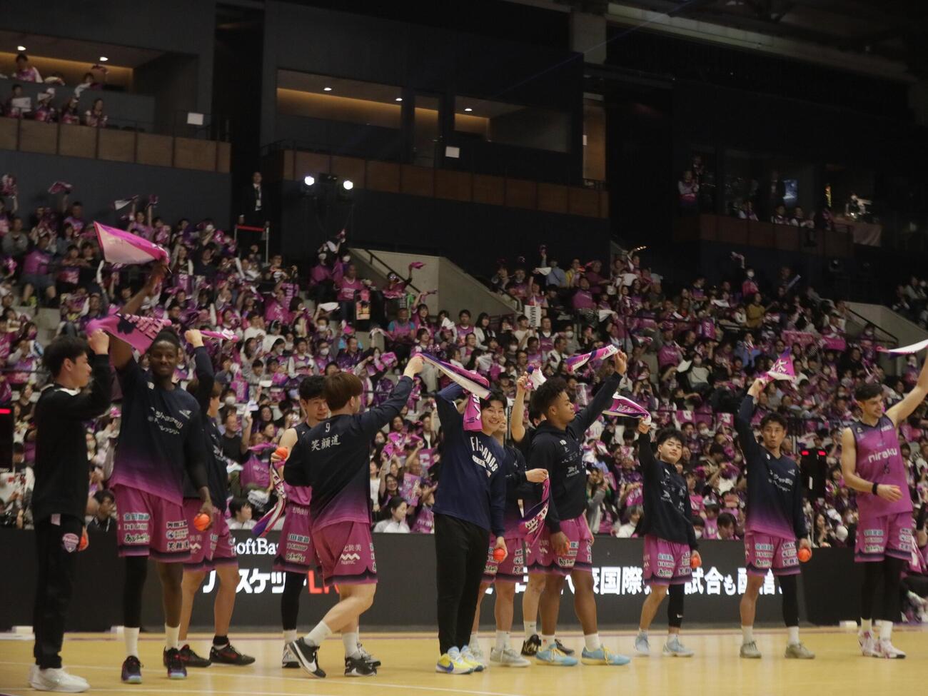 福島対熊本　プレーオフ・セミファイナル進出を決めた福島の選手たち