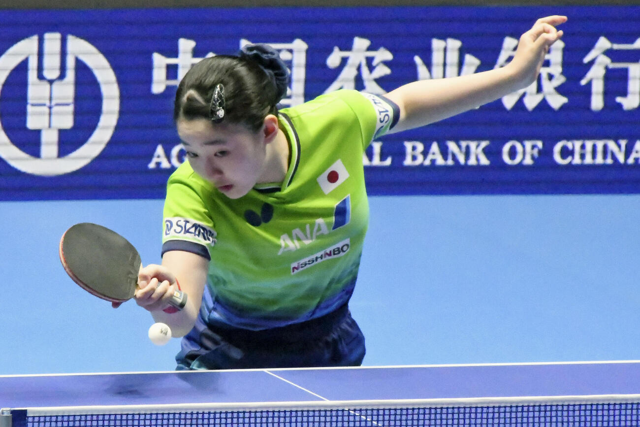 世界選手権団体戦のフランス戦でプレーする張本美和＝ロンドン（共同）