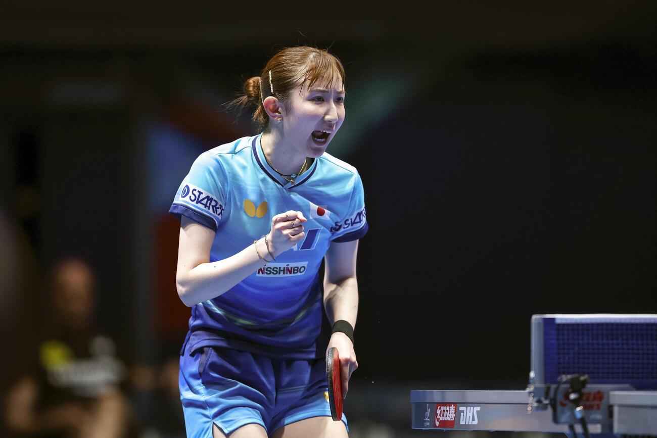 卓球の世界選手権団体戦のドイツ戦でプレーする早田ひな＝ロンドン（国際卓球連盟提供・共同）