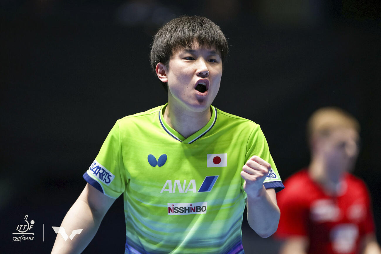 卓球の世界選手権団体戦のフランス戦でプレーする張本智和＝ロンドン、（国際卓球連盟提供・共同）