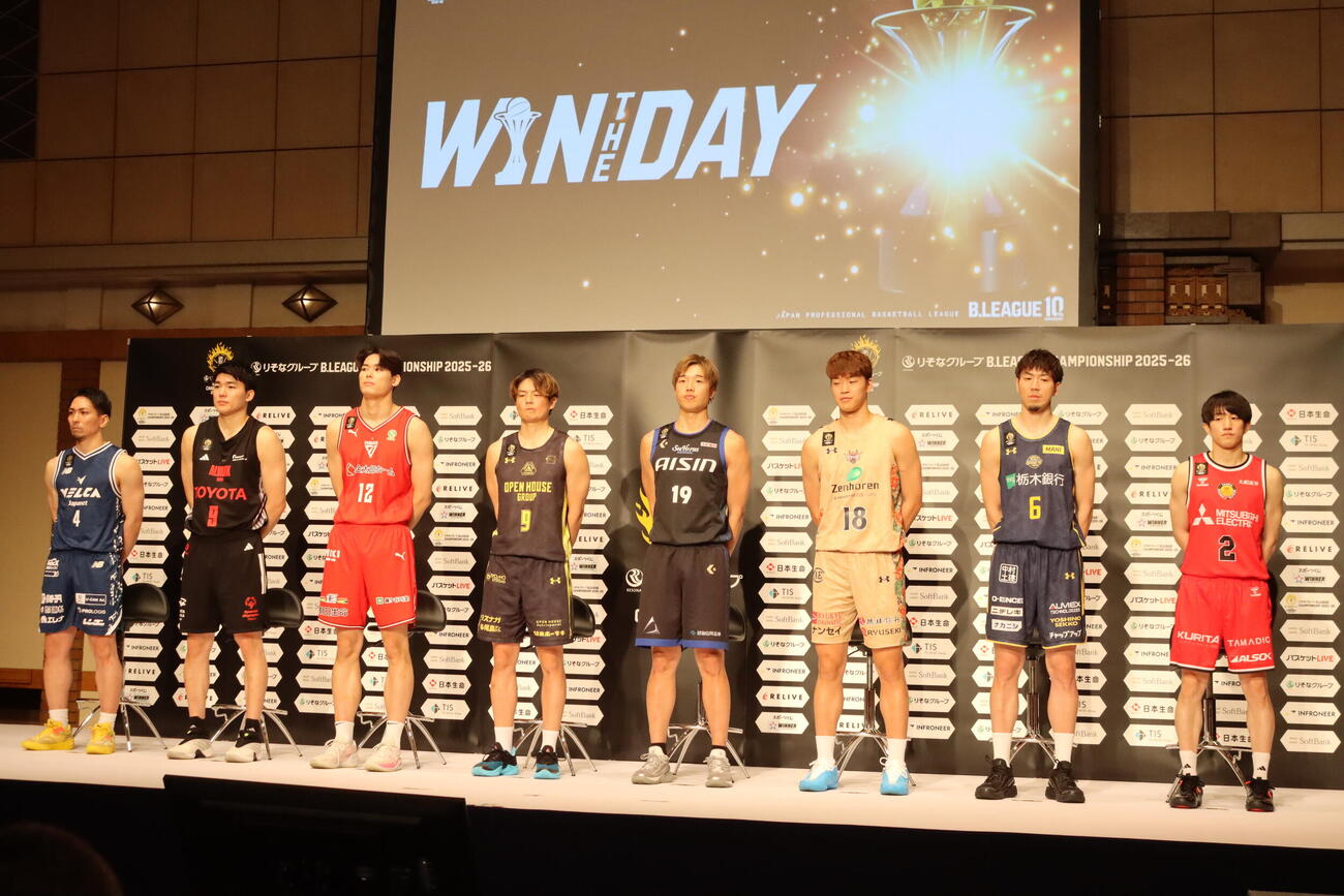 バスケットボールBリーグCS進出会見に出席した（左から）長崎の狩俣昌也、A東京の安藤周人、千葉Jの金近廉、群馬の辻直人、三河の西田優大、琉球の脇真大、宇都宮の比江島慎、名古屋D斎藤拓実（撮影・保坂果那）