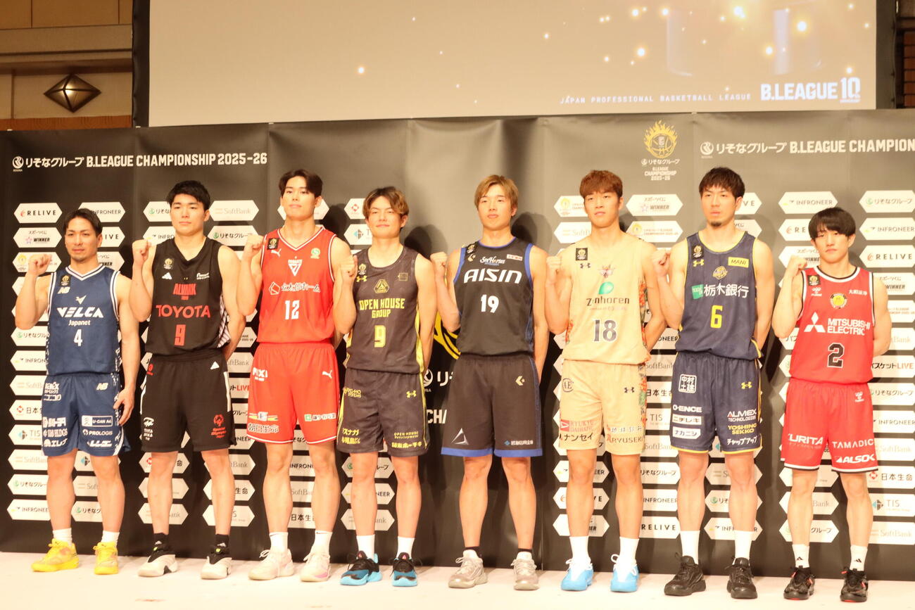 バスケットボールBリーグCS進出会見に出席した（左から）長崎の狩俣昌也、A東京の安藤周人、千葉J金近廉、群馬の辻直人、三河の西田優大、琉球の脇真大、宇都宮の比江島慎、名古屋D斎藤拓実（撮影・保坂果那）