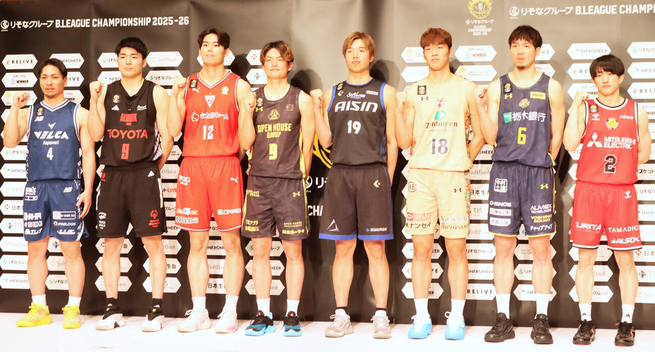 バスケットボールBリーグCS進出会見に出席した（左から）長崎の狩俣昌也、A東京の安藤周人、千葉J金近廉、群馬の辻直人、三河の西田優大、琉球の脇真大、宇都宮の比江島慎、名古屋D斎藤拓実（撮影・保坂果那）