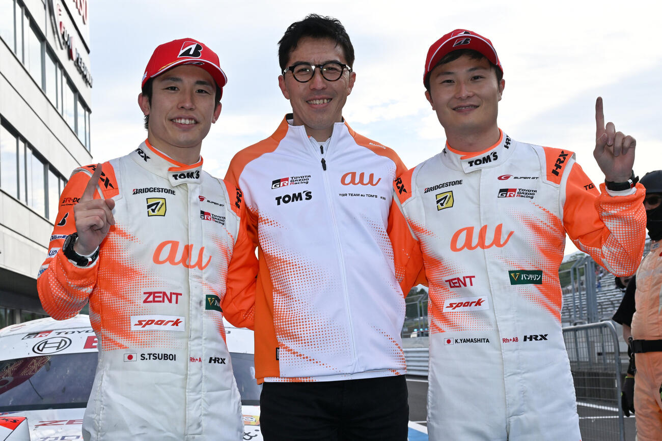 GT500クラスで優勝した坪井翔、伊藤大輔監督、山下健太（左から、GTA提供）