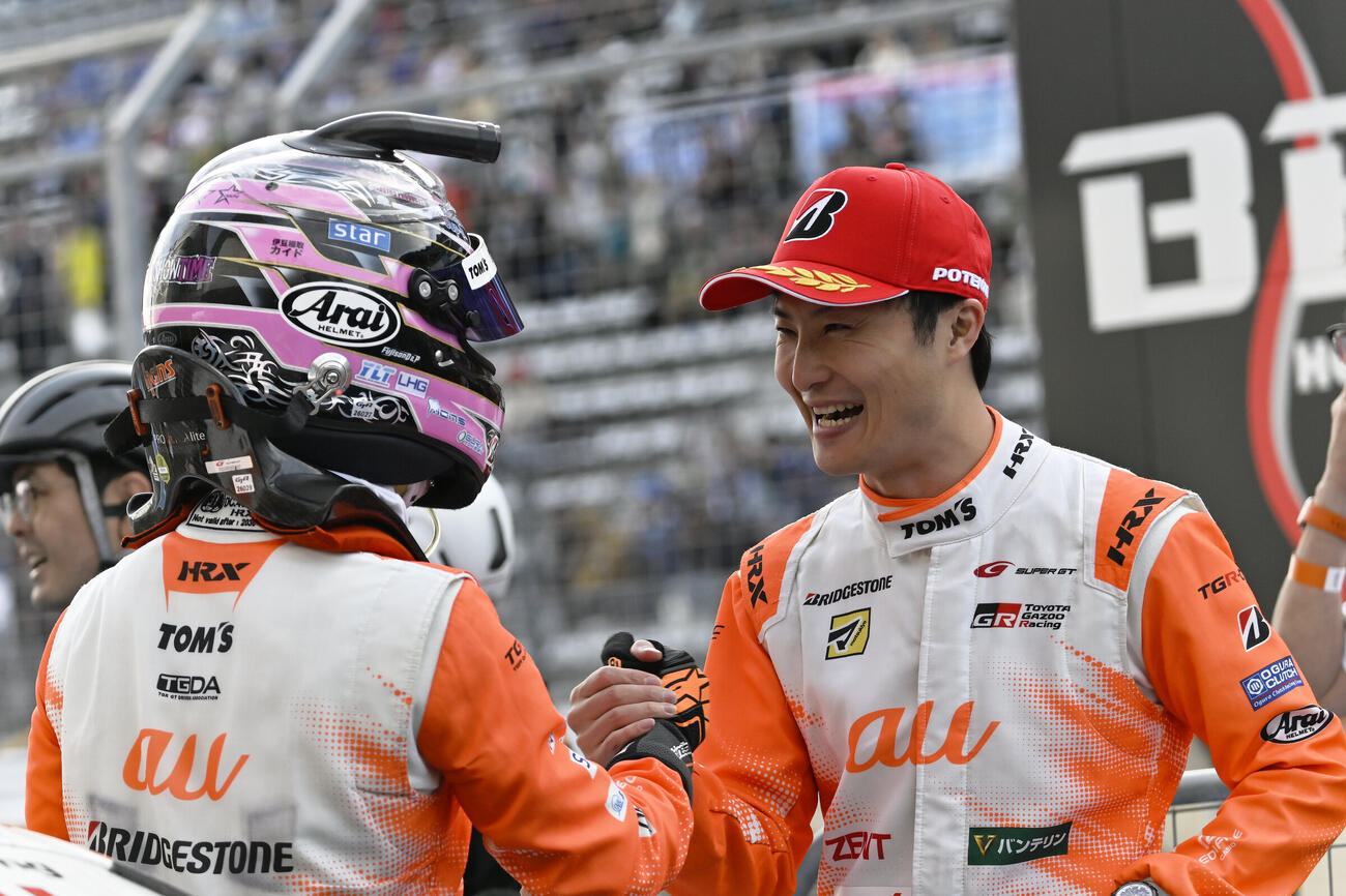 GT500クラスを制し握手する坪井翔、山下健太（左から、GTA提供）