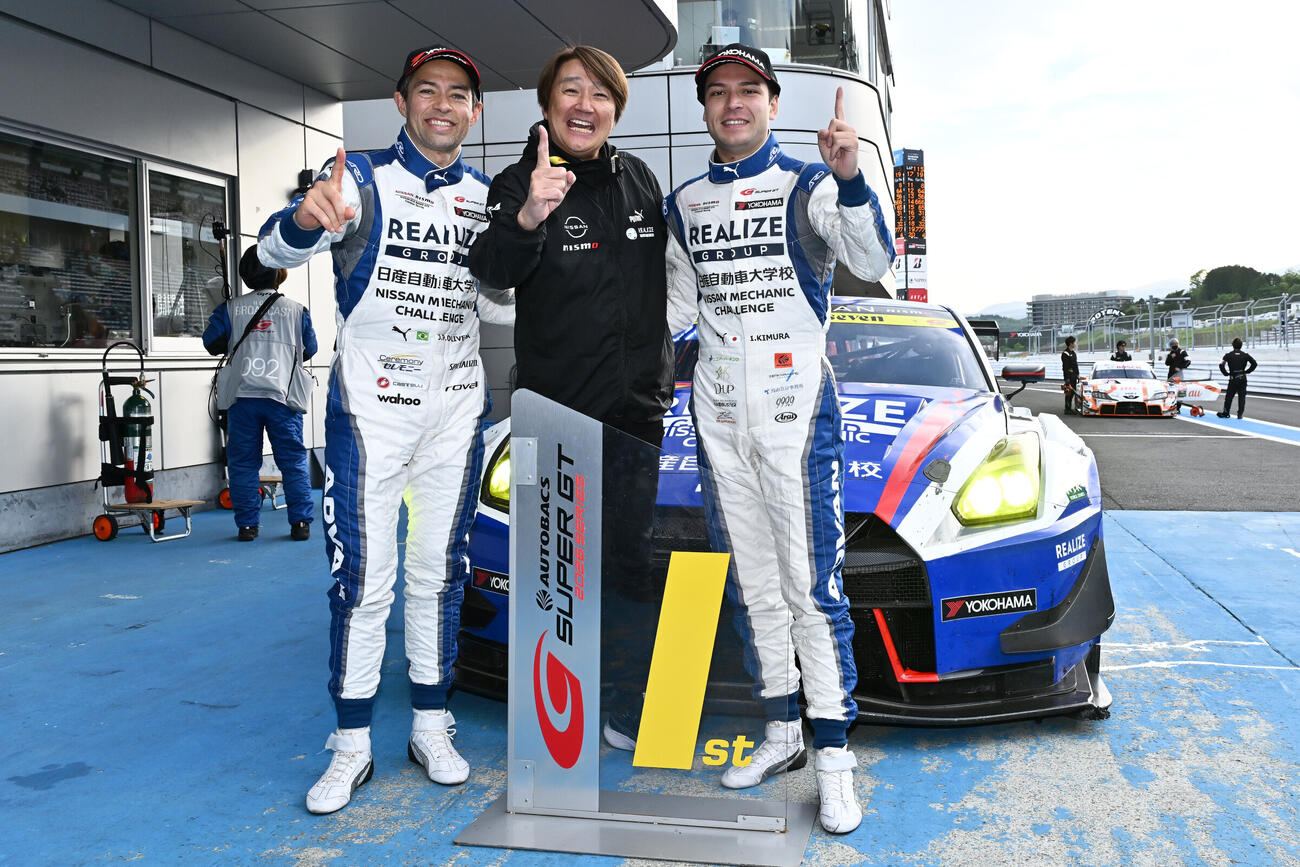 GT300クラスで優勝したオリベイラ、近藤真彦監督、木村偉織（左から、GTA提供）