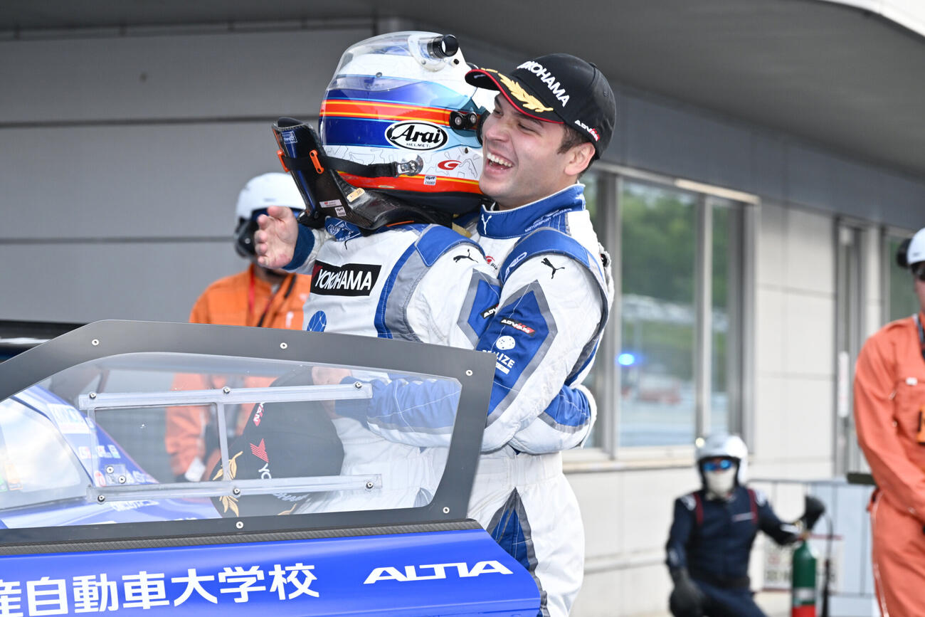 GT300クラスで優勝して抱き合う木村偉織、オリベイラ（左から、GTA提供）