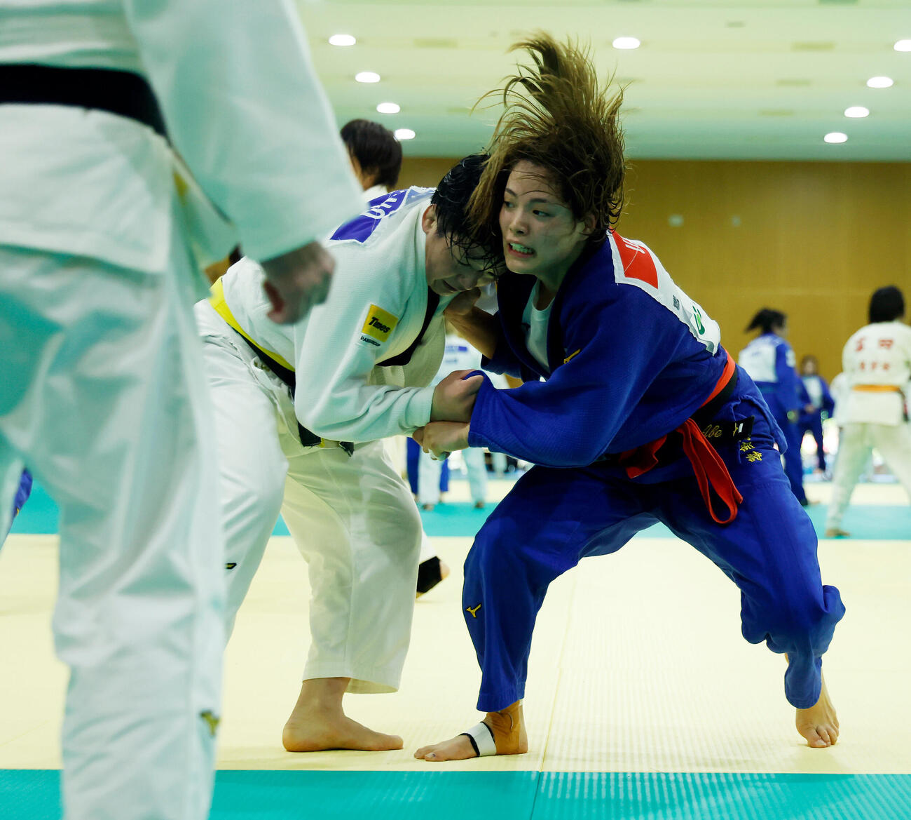 全日本女子合宿　公開練習に取り組む52キロ級・阿部詩（右）（撮影・山本朝陽）