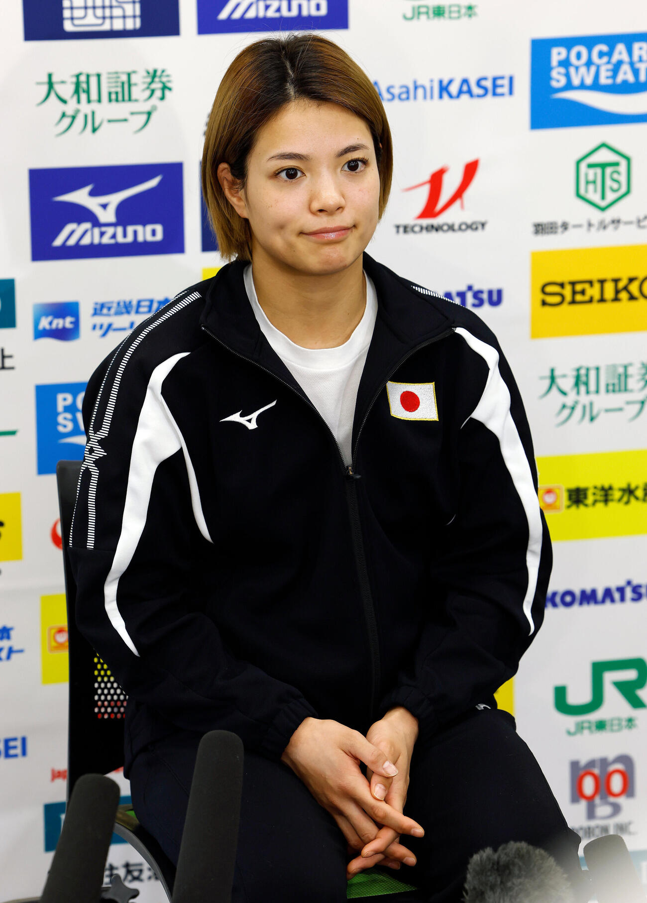 全日本女子合宿　囲み取材に応じる阿部詩（撮影・山本朝陽）