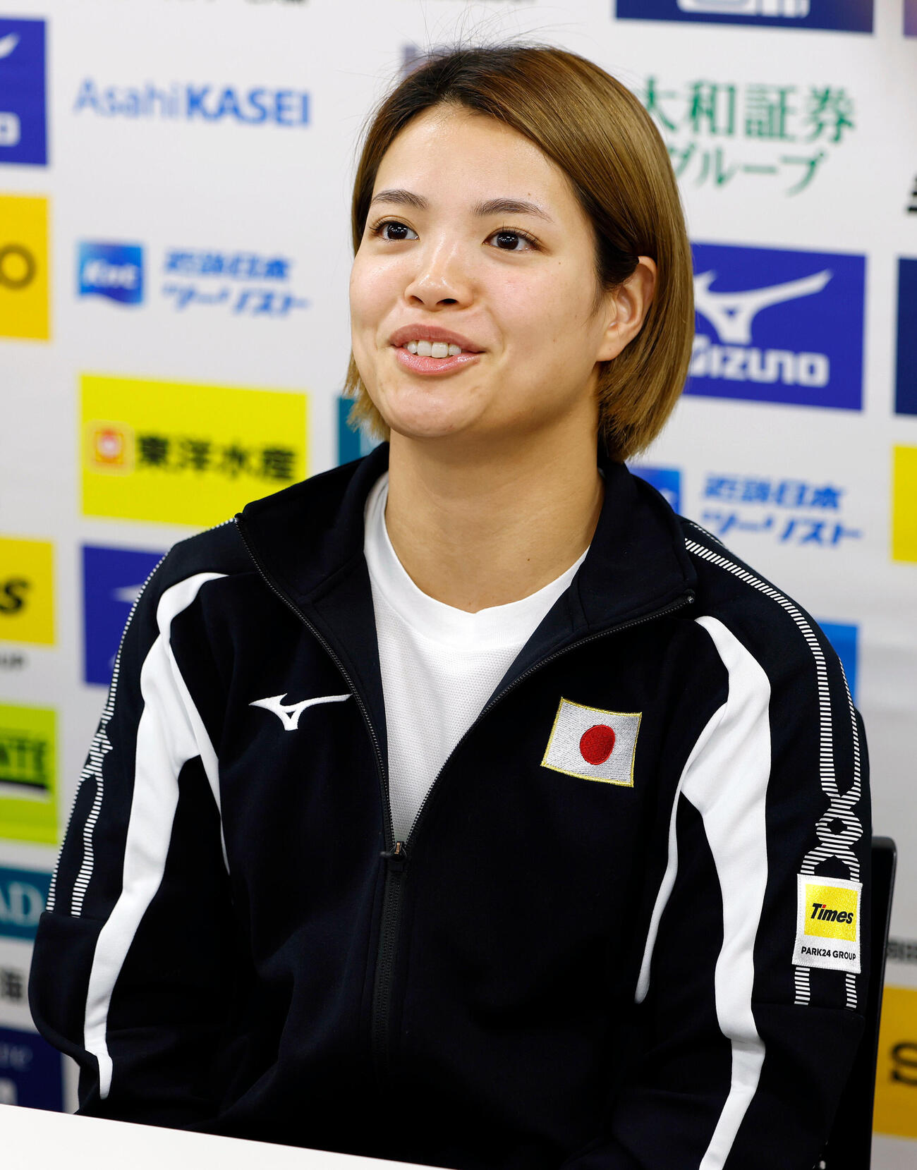 全日本女子合宿　囲み取材で質問に答える阿部詩（撮影・山本朝陽）