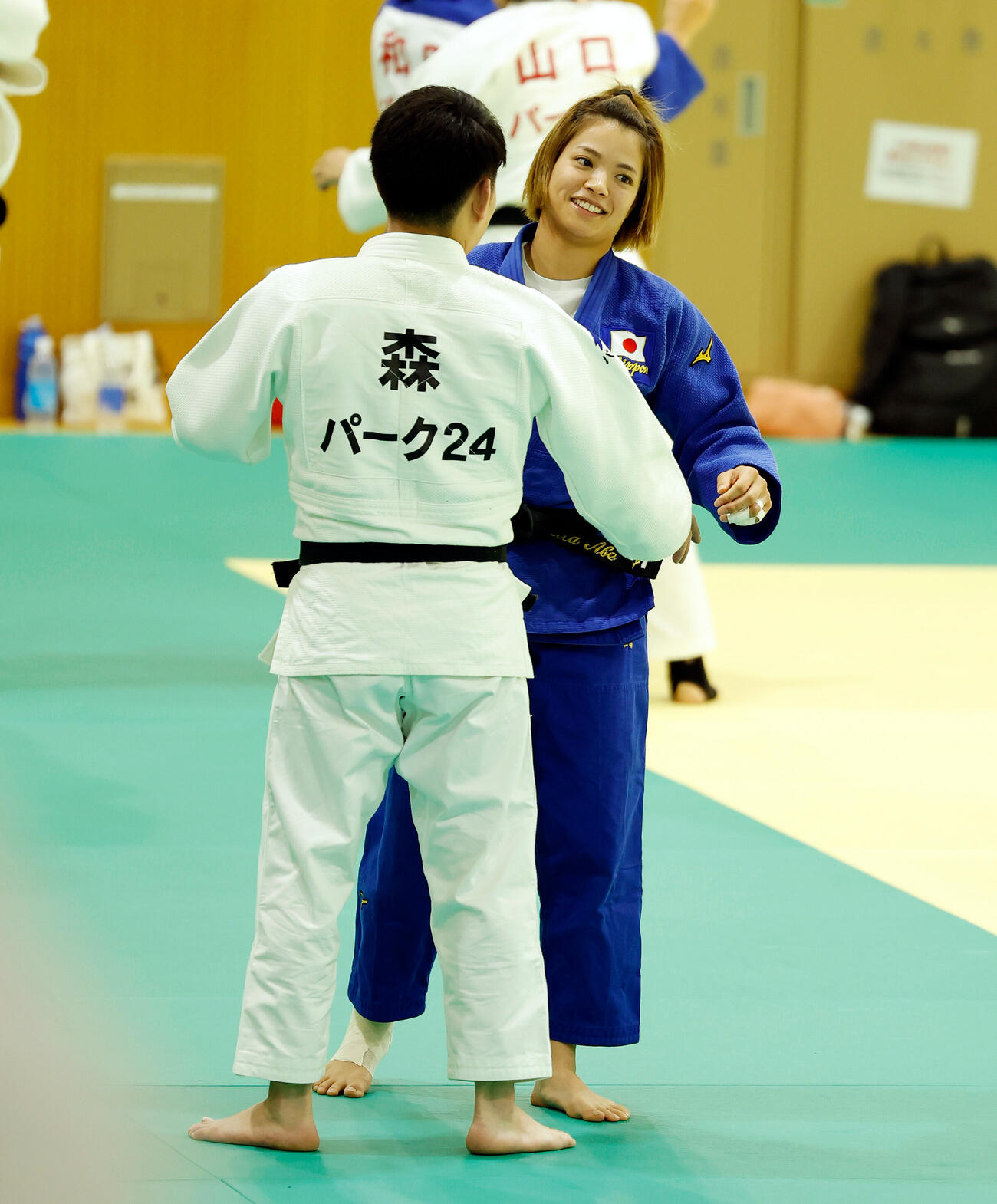 全日本女子合宿　練習を公開し、笑顔を見せた52キロ級・阿部詩（右）（撮影・山本朝陽）