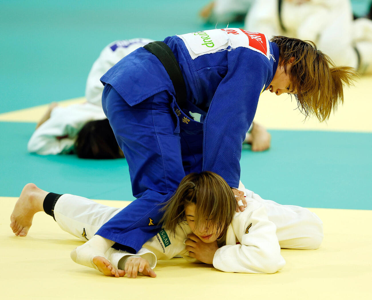 全日本女子合宿　公開練習で相手を押さえ込む52キロ級・阿部詩（上）（撮影・山本朝陽）