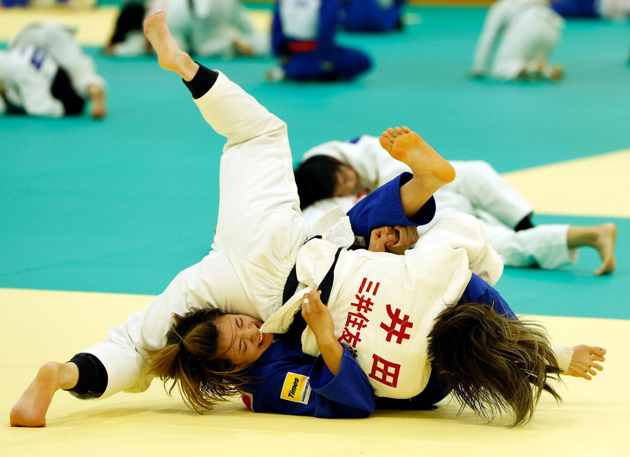 全日本女子合宿　公開練習で寝技をする52キロ級・阿部詩（左）（撮影・山本朝陽）