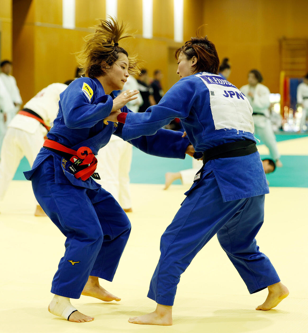 全日本女子合宿　公開練習で組み合う52キロ級・阿部詩（左）（撮影・山本朝陽）